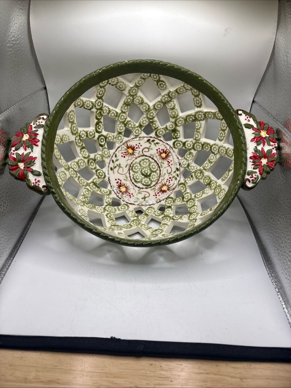 Temp-Tations Ovenware Green Floral Lace Round Bread Basket Bowl Hand Painted 9in